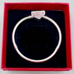 Stranger Things “Friends Don’t Lie” Silver Charm Bracelet In Gift Box NWOT 18cm🎁